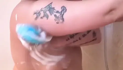 Tante semok brasil dengan toket kendor lagi asik mandi pakai sabun