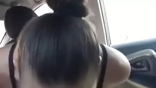 Brudna gadająca biała dziewczyna ssie wielkiego kutasa w samochodzie