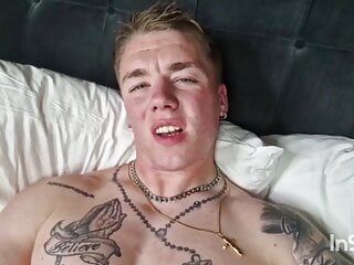 Młoda blondynka str8 chłopak lil d masturbuje się na łóżku hotelowym.