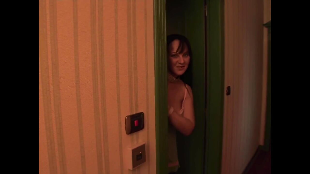 このイタリア人MILFのための、硬くて立ったペニスでのアナル体験