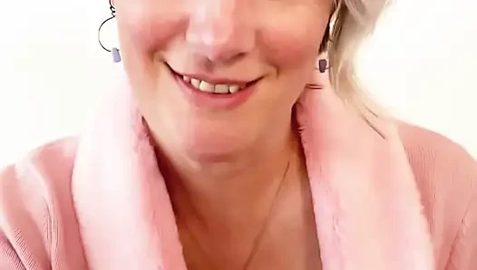 En iyi arkadaşının oğlu ellerin edepsiz parmaklara ve beklenmedik tutkuya dönüşmesi için yardım ediyor