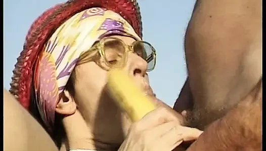 Schau zu, wie diese deutsche oma in einer session im freien gefickt wird