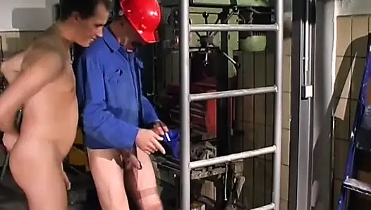 Pissen-action mit geiler blonder deutscher schlampe in der werkstatt