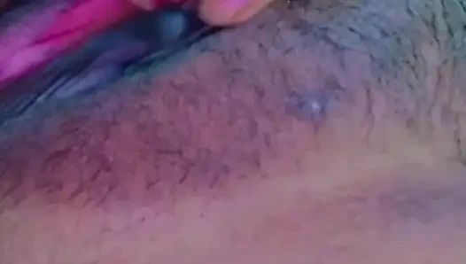 Моя девушка давит на ее сиськи и трахает пальцами ее возбужденную киску для куколда хочет беременной