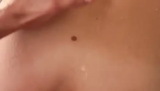 Aku nggak tau kalau cowok ini lagi nonton