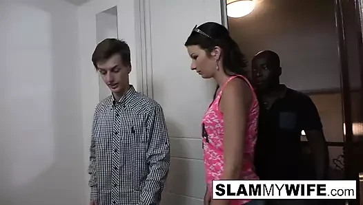 Sıkı esmer göt deliğine büyük zenci yarağı alıyor