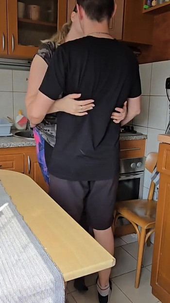 Moment puissant de "Ma femme nettoie la cuisine ... Mais j’avais quelque chose de plus sale en tête"