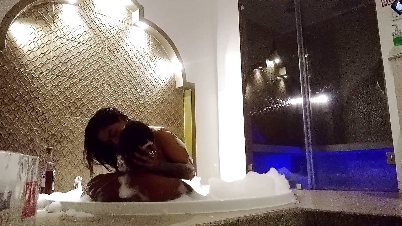 Me la cojo rico en el jacuzzi y se cae no aguanta ya sus piernas de tantos orgasmos