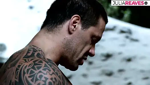 Ateşli kız sert bir yarak emiyor ve sonra kirden sert sikiliyor