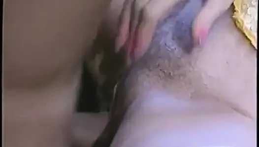 İri göğüslü sarışın porno yıldızı içeride sarı korseyle aygırın yarağına biniyor