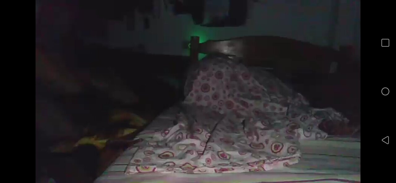 J'attends le sperme sous les draps d'un indien à la grosse bite juteuse.