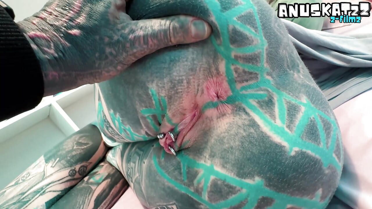 Getatoeëerde dreadhead-babe neemt diepe neukpartij en enorme cumshot-dekking