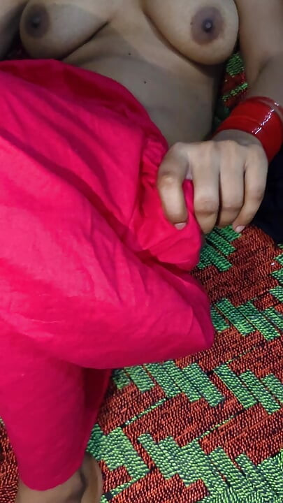Menina solo mostrando seus peitos
