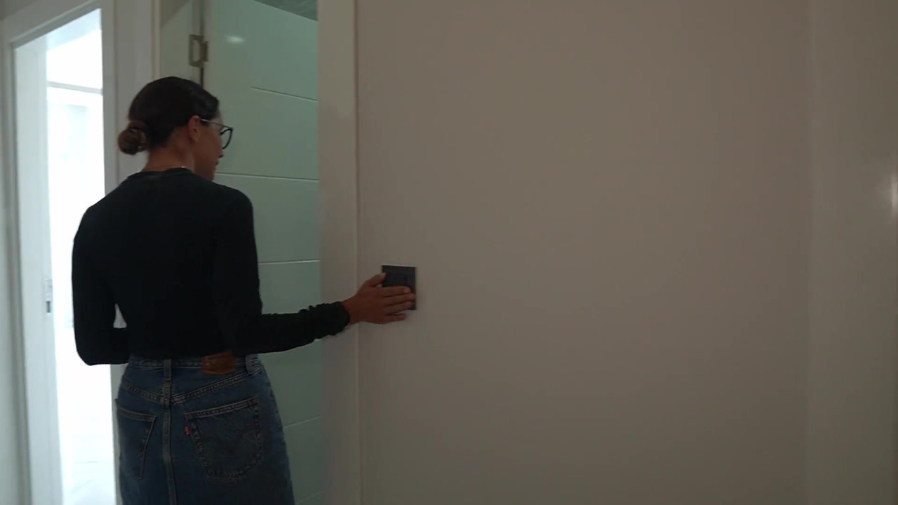 戴绿帽子的丈夫看着他的妻子从后面被操！