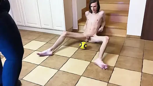 Verrückter tritt ihm die verdammten Hoden ein! Lasst uns ihm einen Grießbrei im Schritt machen! - Dave Moon – Jennifer – Bbusting (Ballbusting)