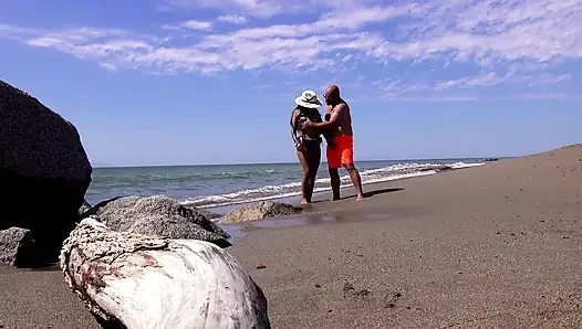 Горячую латину трахнули на пляже