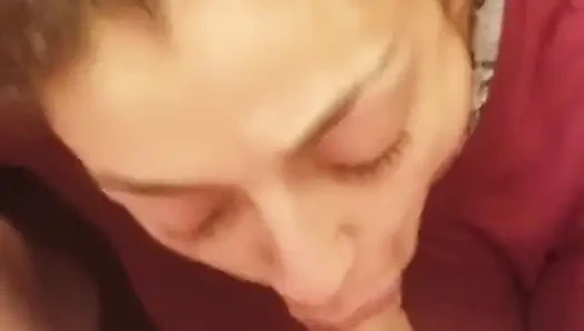 Istri nyepong kontol tetangga gara-gara kalah taruhan