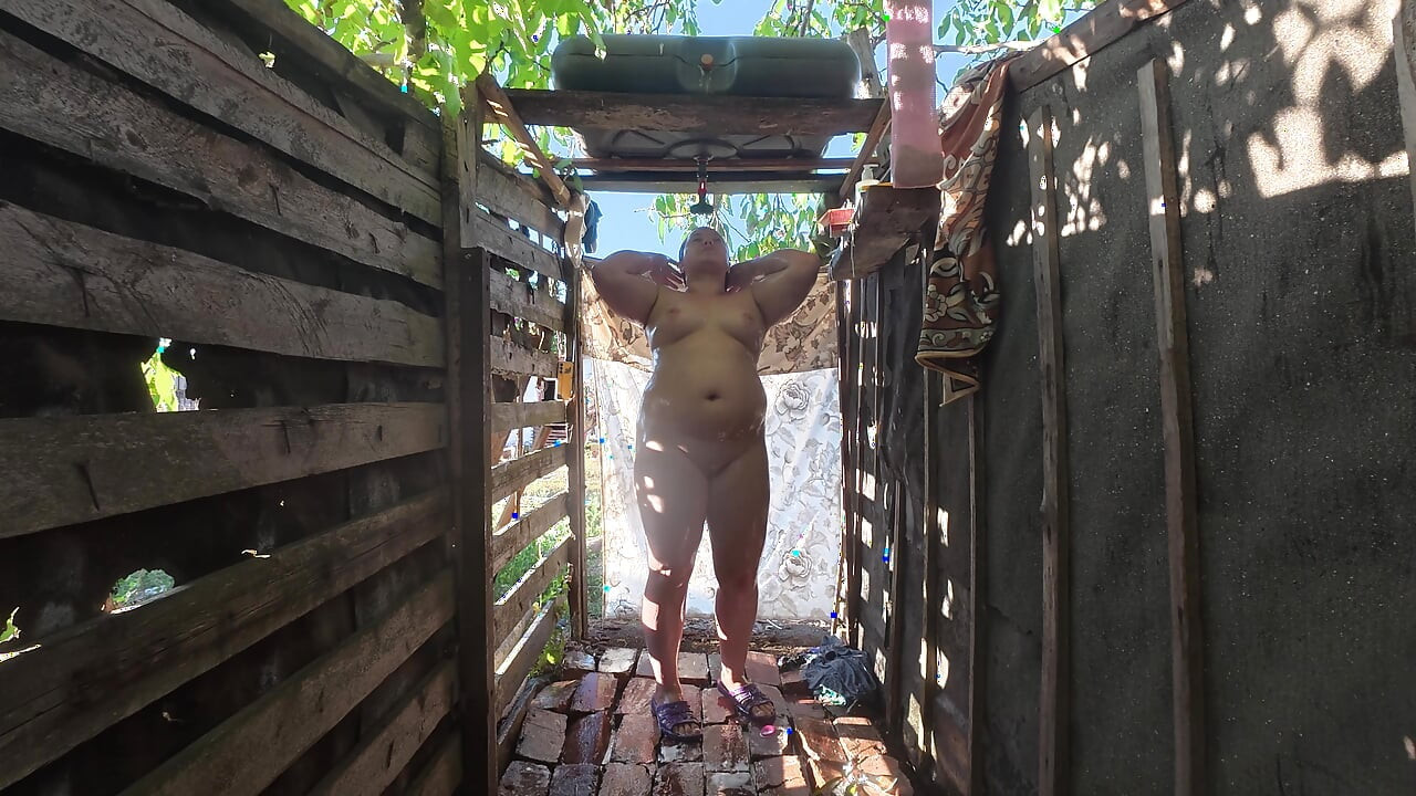 Outdoor Shower Couple
