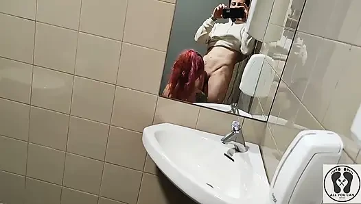 Ficken in der öffentlichen toilette stehend doggystyle ficken, gesichtsbesamung