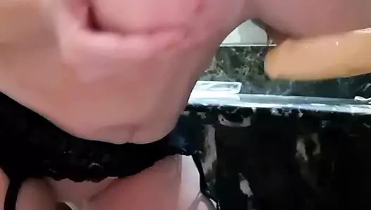 Siyah çoraplı en ateşli büyük memeli orta yaşlı seksi kadın MariaOld jartiyer emmeli, meme sikişi ve büyük zenci yarağı dildo ile amcık sikişi