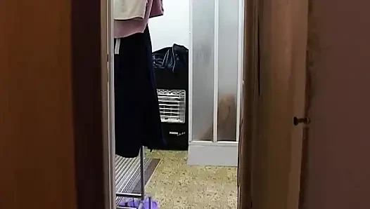 Hatun soyunuyor ve kapıdan eğiliyor