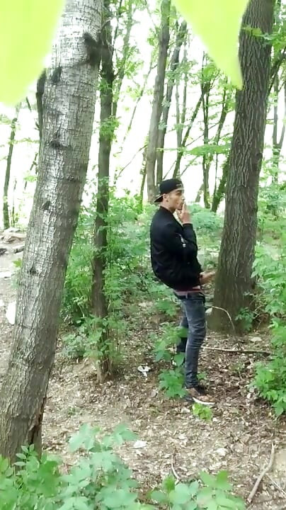 Bad boy ryckar medan han röker cigarett i en skog - nästan fångad - så hans bollar håller sig fulla