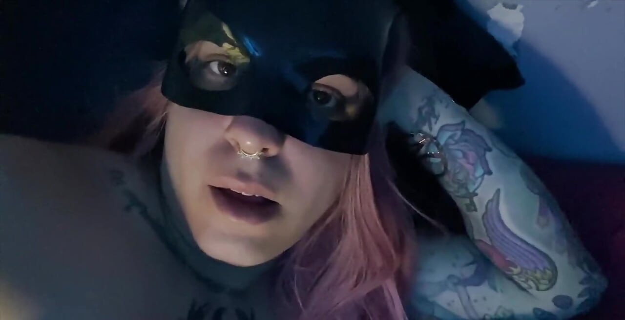 Anh ấy đấm vào mông khít của chú thỏ, đút sâu vào họng và chảy tràn tinh dịch