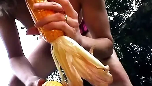 Tante seksi dengan toket besar ini menganga lebar dan menganga lebar di luar ruangan