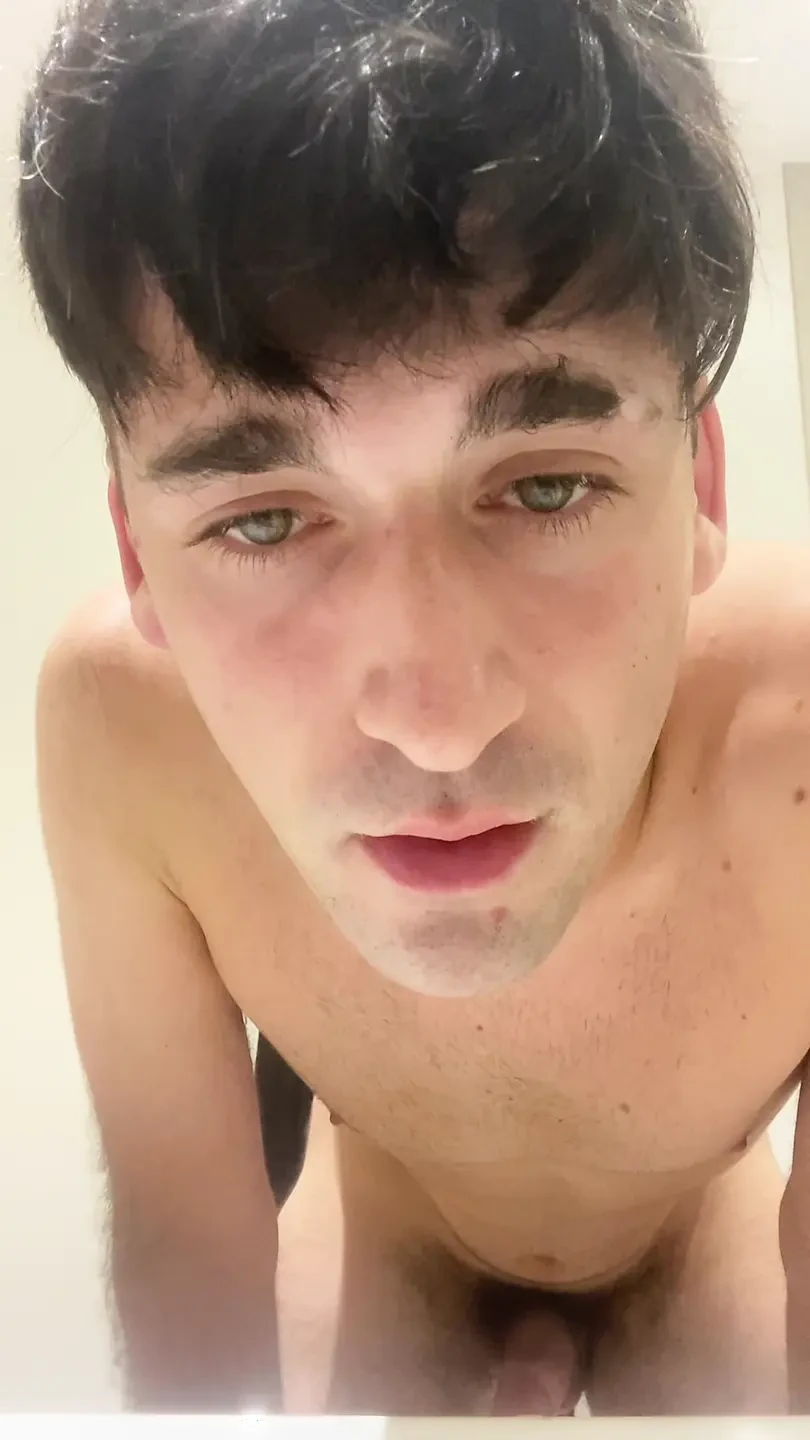 Καυλιάρης στρέιτ άντρας αυνανίζει το χοντρό πουλί του και τρώει τα χύσια του