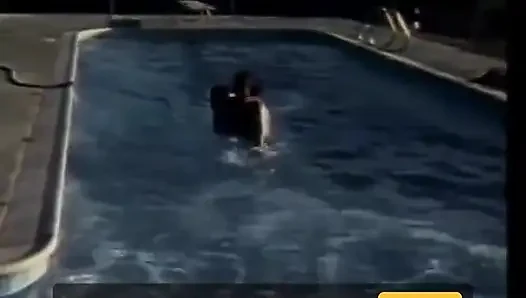 Kıllı evli kadın açık havada ve duşta eğlendikten sonra amını sikiyor