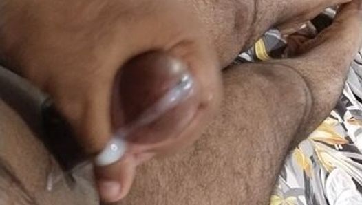 Menino paquistanês sujo com um pau enorme bbc e curtindo o sexo na sala. É hora de gozar com um pau por cuspe e r