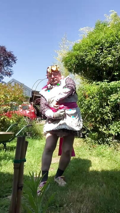 În ținută cu un capac genital pentru a cosi gazonul.