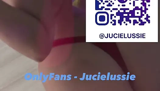 Yakın çekim sikişiyor ve oral seks yaparken fışkırtıyor