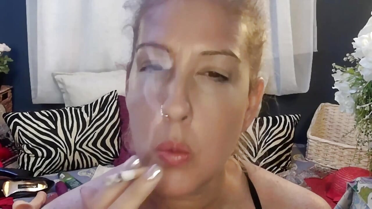 Maggie Moon pali papierosa