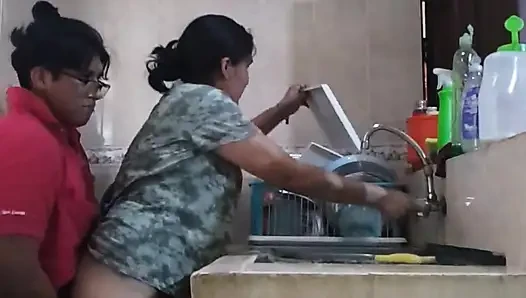 Cewek semok latina dientot habis-habisan di dapur
