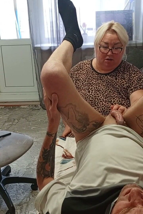 Stepmom Plays with My Dick with Her Hands and Mouth Until I Cum