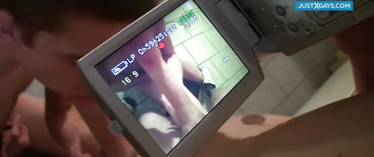 2 young men fuck and film each other