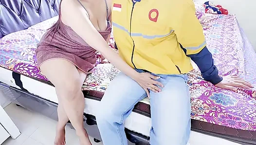 Курьер посылки на арендованной милфе, которая одинока