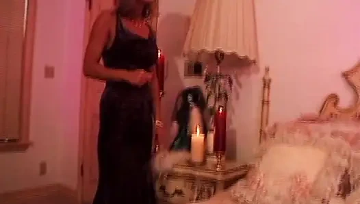 Baştan çıkarıcı sarışın orta yaşlı seksi kadın ateşli ağda fetişi içinde şımartılıyor