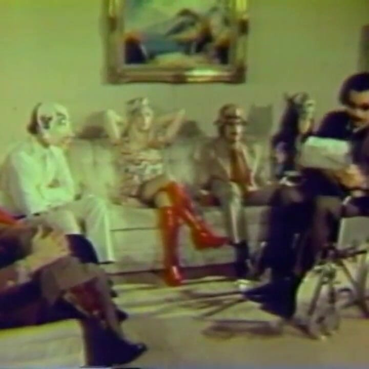 Siyah ve beyaz amcık yatak odasında yalıyor