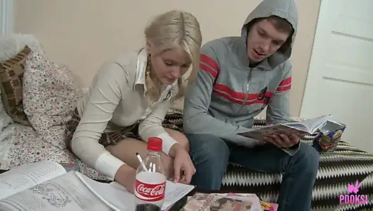 Seksi sarışın Joyce milo'nun ham yarağı için kitap değiştiriyor!