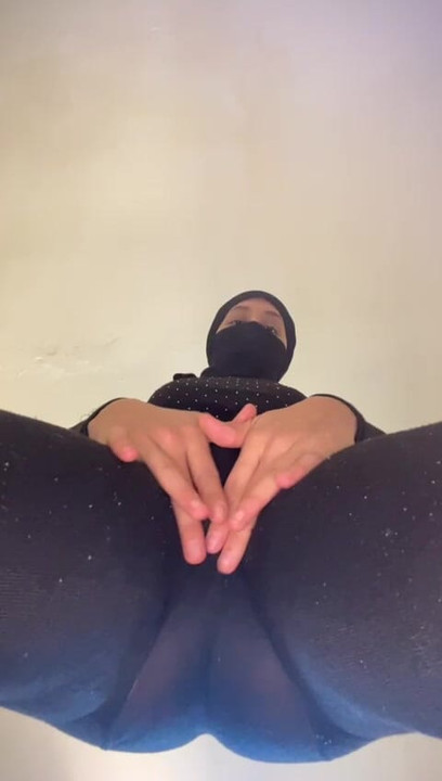 กระหรี่ฮิญาบอาหรับหยุดช่วยตัวเองไม่ได้เหมือนตัวประหลาดตัวน้อยลามก