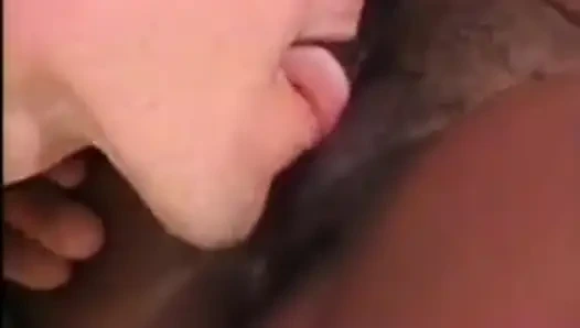 Возбужденный белый чувак получает возможность отшпилить фигуристую черную шлюшку в постели