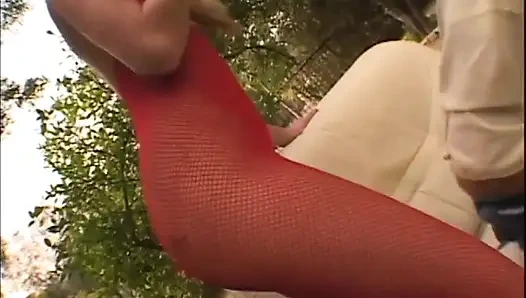 Блондинку-шлюшку почти не трахнули на улице