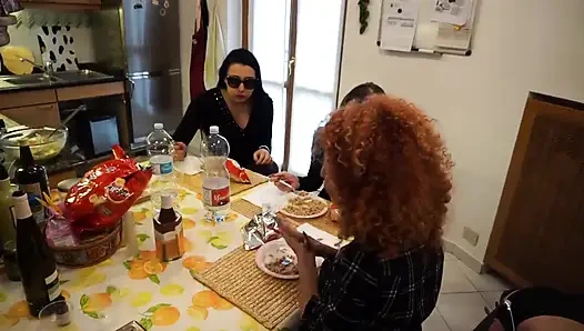 Mittagessen Demütigung, Devote Sklavin Isst Vom Boden