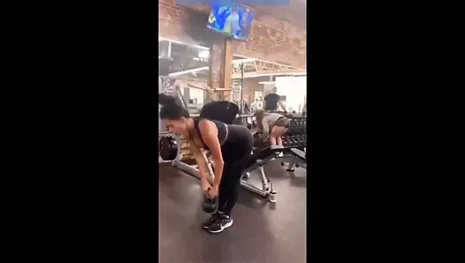 Сексуальная тренировка Nicole Scherzinger в тугом черном наряде в спортзале