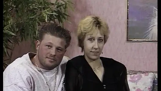 Pirang Jerman sempurna dengan stoking disetubuhi di kamar tidur