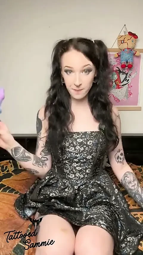 Pretty Goth Fuck Herself with New Dildo