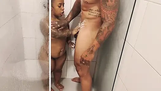 Papa badet zusammen mit dem kleinen Zwerg