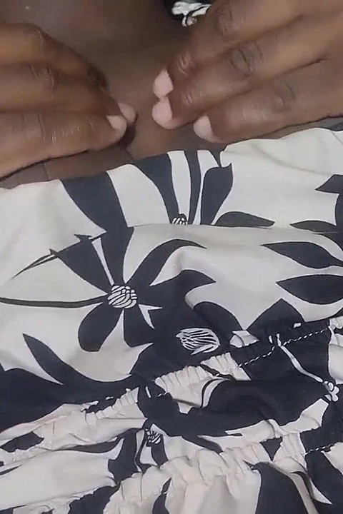 偷偷看着我的继妹在她的卧室里看考试, 她既没有穿裤子也没有胸罩. Ony一件大礼服